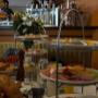 Gemütlicher Innenbereich im Cafe Central mit unserem de Luxe Frühstück - liebevoll angerichtete Etagere mit frischen Brötchen, Aufschnitt, Obst und warmen Speisen in stilvollem Ambiente.