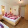 Riedlhof Leogang_Zimmer Wohnung Leoganger Steinberge mit drei Betten