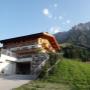 Riedlhof Leogang_Ansicht von Süden, vom Parkplatz und Eingangsbereich aus
