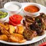 Knusprige Kartoffelecken, saftiges Steak und dazu hausgemachte Guacamole, Salsa und Sour Creme. Gibt es etwas Besseres? Wir bezweifeln es! Knusprige Kartoffelecken, saftiges Steak und dazu hausgemachte Guacamole, Salsa und Sour Creme. Gibt es etwas Besseres? Wir bezweifeln es!