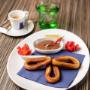 Mexikanische Churros bestehen aus frittiertem Brandteig, und werden traditionell mit Zimt-Zucker, Schokolade, Karamell oder Schlagsahne serviert. Egal wie ihr sie bevorzugt, sie sind super lecker Mexikanische Churros bestehen aus frittiertem Brandteig, und werden traditionell mit Zimt-Zucker, Schokolade, Karamell oder Schlagsahne serviert. Egal wie ihr sie bevorzugt, sie sind super lecker