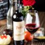 Die Woche ist geschafft, Zeit sich bei einem Gläschen Wein zu entspannen und die Füße hochzulegen, oder? Die Woche ist geschafft, Zeit sich bei einem Gläschen Wein zu entspannen und die Füße hochzulegen, oder?