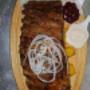 Saftige zarte Spear Ribs mit Bratkartoffeln - dazu Krautsalat und Hausgemachter Knoblauchsauce im Restaurant Otto Weingartshofer