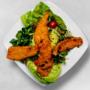 Knusprige Backhendelstreifen auf gemischtem Salat mit Kürbiskernen, serviert im Restaurant OTTO Weingartshofer, familienfreundliches österreichisches Restaurant in Wien 1150 nahe Mariahilfer Straße, ideal zum Essen gehen und Mittagsmenü.