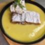 Heißer Apfelstrudel mit Vanillesauce und Schlagobers