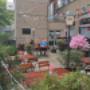 Ruhiger schattiger Gastgarten- zum relaxen