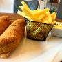 Panierte Palatschinke mit Pommes