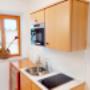 Küchenzeile mit Mikrowelle, 2 Herdplatten, Kühlschrank und Süple in der 2-Raum-Wohnung (Zimmer 15). Küchenzeile mit Mikrowelle, 2 Herdplatten, Kühlschrank und Süple in der 2-Raum-Wohnung (Zimmer 15).
