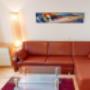 Wohnzimmer der 2-Raum-Wohnung (Zimmer 15) Dieses Sofa kann für Kinder zu einem bequemen Doppelbett umgebaut werden. Wohnzimmer der 2-Raum-Wohnung (Zimmer 15) Dieses Sofa kann für Kinder zu einem bequemen Doppelbett umgebaut werden.