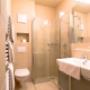 Alle unsere Badezimmer ausser Zi8 und Zi16 verfügen über eine Dusche Alle unsere Badezimmer ausser Zi8 und Zi16 verfügen über eine Dusche