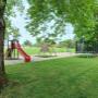 Spielplatz mit Rutsche, Kletterwand, Babyschaukel, Kinderschaukel, Nestschaukel und Trampolin Spielplatz mit Rutsche, Kletterwand, Babyschaukel, Kinderschaukel, Nestschaukel und Trampolin