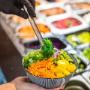 Unsere Pono Bowl mit Sushi Reis, Sous-vide Shrimps, Ponzu Fresh Flavour, Avocado, Mango, Wakame, Radieschen, Edamame, Sesam, Wasabi Aioli, Norischnipsel und leckeren Wasabi Nüssen! Unsere Pono Bowl mit Sushi Reis, Sous-vide Shrimps, Ponzu Fresh Flavour, Avocado, Mango, Wakame, Radieschen, Edamame, Sesam, Wasabi Aioli, Norischnipsel und leckeren Wasabi Nüssen!