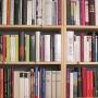 Bücherregal im Wiener Bücherschmaus
