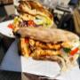 Knuspriges Sandwich mit gegrilltem Hähnchen, frischem Gemüse und Fladenbrot im Schanigarten des Bummelhof auf der Mariahilfer Straße – internationales Restaurant Wien und beliebter Spot zum Essen gehen.