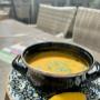 Cremige Suppe mit Zitrone als Vorspeise im Bummelhof auf der Mariahilfer Straße. Perfekt für ein Mittagsmenü in Wien 1070 – urbane Küche Wien in gemütlichem Cafe-Restaurant nahe Neubau.