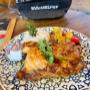 Gegrilltes Hähnchen mit Reis und Gemüse im Bummelhof auf der Mariahilfer Straße. Beliebtes Mittagsmenü in Wien 1070 mit regionaler saisonaler Küche – gemütliches Cafe-Restaurant und Geheimtipp im Wiener Zentrum.