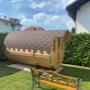 Saunafass 300 cm mit Vorraum und 40 cm Vordach
http://www.sisu-sauna.at/Sauna/Barrel/FDiscount300.html