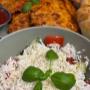 Zart gegrilltes Hühnerfilet serviert mit Shopska Salat und Pita – frisch, würzig und typisch für die traditionelle Balkan-Küche.