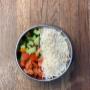 Frischer Shopska Salat mit Gurken, Tomaten, Paprika und reichlich geriebenem Schafskäse – eine leichte und traditionelle Beilage der balkanischen Küche.
