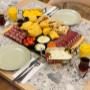 Herzhaftes Balkan Frühstück mit frischen Spezialitäten – von knusprigem Fladenbrot über hausgemachte Wurst und Käse bis hin zu cremigen Dips. Ein perfekter Start in den Tag im Sofra Restaurant Wien.