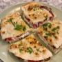 Hausgemachtes Fladenbrot, frisch gegrillt und gefüllt mit Balkan Schinken, Käse und Gemüse – eine herzhafte Spezialität im Balkan Restaurant Wien Sofra.