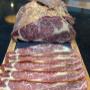 Traditionell gereiftes und dünn aufgeschnittenes Rindfleisch mit feiner Marmorierung – eine echte Delikatesse aus dem Balkan, perfekt als Vorspeise.