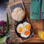 Frisch gebratene Spiegeleier mit Schnittlauch und warmem Pita-Brot – ein einfaches und klassisches Gericht beim Balkan Frühstück in Wien.