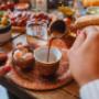 Original Balkan Kaffee, serviert in einer traditionellen Kupferkanne mit Süßigkeiten – ein unverwechselbares Genusserlebnis im Sofra Restaurant Wien.