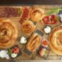 Frisch gebackener Burek, knusprige Pita und traditionelle Balkan-Spezialitäten mit Ajvar, Käse, Wurst und frischem Gemüse – das perfekte Balkan Frühstück in Wien.