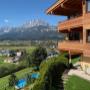 Terrasse Apartment Kalkstein mit Ausblick zum Pool mit Gartenanlage und Wilden Kaiser Gebirge im Romantik Aparthotel Sonnleitn