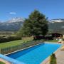 Beheizter aussen Pool und Liegewiese mit Ausblick zum Wilden Kaiser Gebirge vom Romantik Aparthotel Sonnleitn