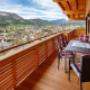 Balkon Apartment Kaiser Residenz mit Ausblick über St.Johann in Tirol zum Wilder Kaiser Gebirge im Romantik Aparthotel Sonnleitn