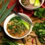 Herzhafte Taiwan Rindsnudelsuppe mit zartem Fleisch und frischem Pak Choi. Erleben Sie den originalen Geschmack Taiwans mitten in Wien. Ein absolutes Muss für Liebhaber authentischer asiatischer Küche.