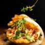 Unsere fluffigen Bao Buns: Authentisches asiatisches Streetfood in Wien. Frisch zubereitet mit würziger Füllung und Kräutern – ein Highlight unserer taiwanesischen Küche. Jetzt probieren und genießen!