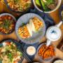 Die Vielfalt Taiwans auf einem Tisch: Von Bao Buns über Taiwan Goldenes Kimchi bis hin zu modernen asiatischen Fusion-Gerichten. Perfekt zum Teilen mit Freunden beim asiatisch Essen gehen in Wien.