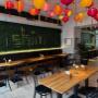 Modern Asian Dining in Wien: Unser stilvoller Innenbereich mit Pflanzenwand und traditionellen Lampions lädt zum Verweilen ein. Genießen Sie authentische asiatische Küche in einem einzigartigen, modernen Ambiente.