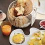 Morgengold Frühstücksdienste – Ihr Lieferservice für Semmeln, Weckerl und Brot in Österreich
Morgengold bringt frische Semmeln, Weckerl, Laiberl und Brot direkt an die Haustüre – in zahlreichen Städten und Regionen in Österreich. Ob werktags, an Sonntagen oder an Feiertagen, unser zuverlässiger Frühstückslieferservice sorgt für ein entspanntes Frühstück mit ofenfrischen Backwaren aus regionalen Handwerksbäckereien. Morgengold Frühstücksdienste – Ihr Lieferservice für Semmeln, Weckerl und Brot in Österreich
Morgengold bringt frische Semmeln, Weckerl, Laiberl und Brot direkt an die Haustüre – in zahlreichen Städten und Regionen in Österreich. Ob werktags, an Sonntagen oder an Feiertagen, unser zuverlässiger Frühstückslieferservice sorgt für ein entspanntes Frühstück mit ofenfrischen Backwaren aus regionalen Handwerksbäckereien.