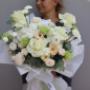 Edler Blumenstrauß in Weiß-Creme mit Rosen, Lisianthus, Hortensien, Nelken & Eukalyptus. Handgebunden von Fleuroom, Blumenladen im 2. Bezirk Wiens. Ideal für Hochzeit, Jubiläum & Geschenk. Lieferung & Abholung.