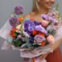Farbenfroher Premium-Strauß mit violetten Hortensien, Rosen, Lisianthus, Allium & Eukalyptus. Floristik von Fleuroom, im 2. Bezirk Wiens. Perfekt für Geburtstag, Event & Hochzeit. Jetzt bestellen: Abholung oder Lieferung.