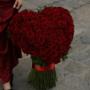 Herz aus roten Rosen: aufwendig gesteckter Rosenstrauß in Herzform mit Satinband. Romantisches Geschenk zum Jahrestag, Heiratsantrag oder Valentinstag. Fleuroom – Blumenladen am Olympiaplatz 2 in 1020 Wien.