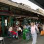 Die gemütliche Terrasse des orientalischen Restaurants Papas am Naschmarkt in Wien lädt zum Verweilen und Genießen frischer Marktküche ein.