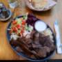 Köstlicher Döner Kebab vom Kalb mit frischem Salat im orientalischen Restaurant Papas am Naschmarkt in Wien – genießen Sie unsere frische Marktküche.