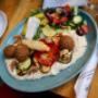 Vegetarische orientalische Gerichte im Restaurant Papas am Naschmarkt in Wien: Frische Mezze-Platte mit Hummus, Falafel und knackigem Salat.