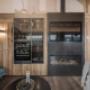 Wohnzimmer mit offenem Kamin Alpinloft Goldsun