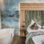 Schlafzimmer mit freistehender Badewanne