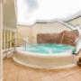 Außenwhirlpool im Wellness Hotel im Tannheimer Tal in Tirol, Österreich am Haldensee Außenwhirlpool im Wellness Hotel im Tannheimer Tal in Tirol, Österreich am Haldensee