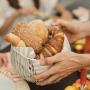 Morgengold Frühstücksdienste – Ihr Lieferservice für Semmeln, Weckerl und Brot in Österreich

Morgengold bringt frische Semmeln, Weckerl, Laiberl und Brot direkt an die Haustüre – in zahlreichen Städten und Regionen in Österreich. Ob werktags, an Sonntagen oder an Feiertagen, unser zuverlässiger Frühstückslieferservice sorgt für ein entspanntes Frühstück mit ofenfrischen Backwaren aus regionalen Handwerksbäckereien.