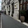 Detail der Fassade mit skulpturalen Töpfen. Fine Fine steht für gehobene italienische Küche, italienisches Fine Dining und ein unvergessliches kulinarisches Erlebnis.
