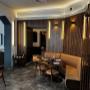 Stilvolles Interieur bei Fine Fine in 1040 Wien. Gemütliche Nischen mit Lederbänken und moderner Holzverkleidung bieten den perfekten Rahmen für ein romantisches Dinner.