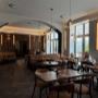Helle Innenansicht des Restaurants Fine Fine. Die großen Fensterfronten laden zu einem entspannten Business Lunch oder dem täglichen Mittagsmenü in Wien Wieden ein.